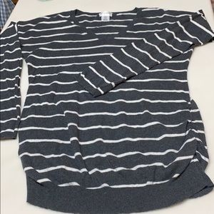 Motherhood Med gray V neck, long sl, ruched,banded